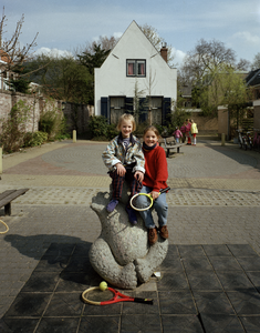 116761 Gezicht op de speelplaats achter de Keukenstraat te Utrecht, met enkele poserende kinderen bij het beeld Stenen ...
